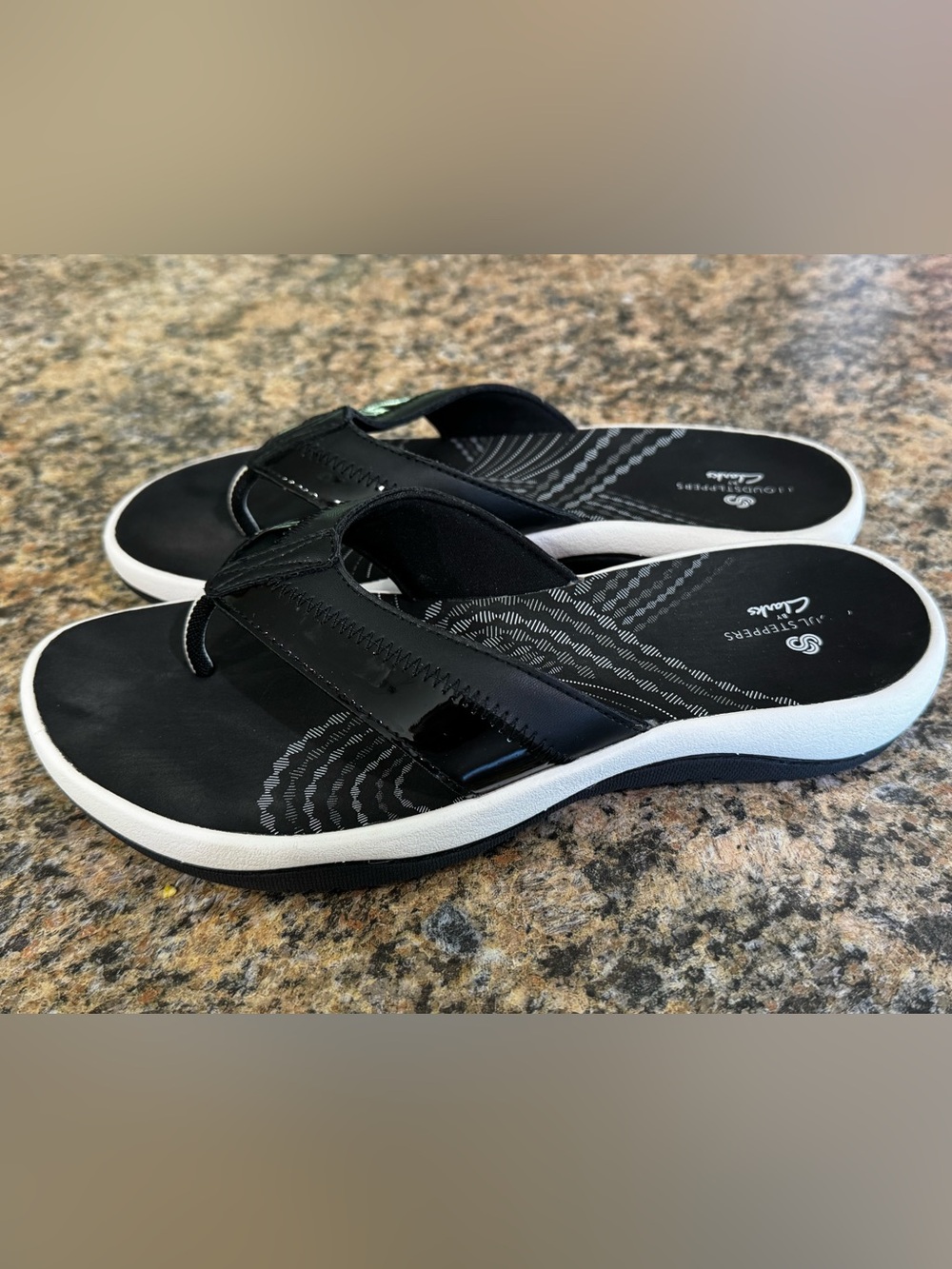 Clarks Women's Black Patent Sunni Surf Soft Cushion Flip Flops Sandals Size 7 - Picture 1 of 8